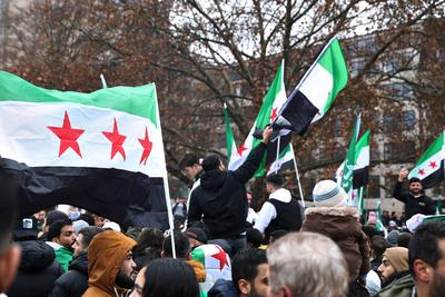 Berlin, Deutschland, 08.12.2024: Oranienplatz, Kreuzberg: Syrer in Deutschland feiern den Sturz von Assad in Syrien ***-stock-photo