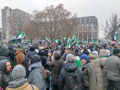 Berlin, Deutschland, 08.12.2024: Oranienplatz, Kreuzberg: Syrer in Deutschland feiern den Sturz von Assad in Syrien ***-stock-photo