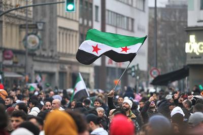 Berlin, Deutschland, 08.12.2024: Oranienplatz, Kreuzberg: Syrer in Deutschland feiern den Sturz von Assad in Syrien ***-stock-photo