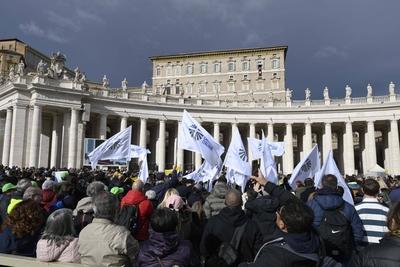ITALY - REL - 2024/12/08 Pope Francis blesses the faithful during the Angelus prayer in St. Peter's Square-stock-foto