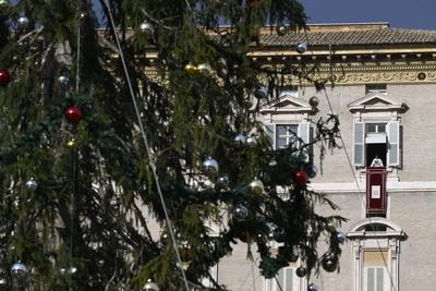 ITALY - REL - 2024/12/08 Pope Francis blesses the faithful during the Angelus prayer in St. Peter's Square-stock-foto