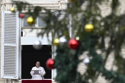 ITALY - REL - 2024/12/08 Pope Francis blesses the faithful during the Angelus prayer in St. Peter's Square-stock-foto