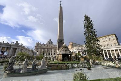 ITALY - REL - 2024/12/08 Pope Francis blesses the faithful during the Angelus prayer in St. Peter's Square-stock-foto
