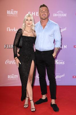 Chris Broy mit Freundin Bella-stock-foto