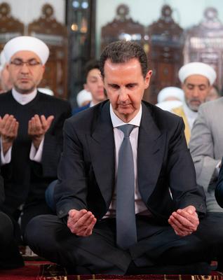 Syrian President Bashar al-Assad attends the prayer of Eid al-Adha or feast of the sacrifice at the Al-Afram Mosque in Damascus-stock-foto
