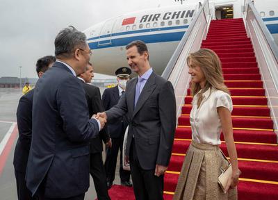 Syria's President Bashar al-Assad and First Lady Asma al-Assad arriving at the airport in Beijing-stock-foto