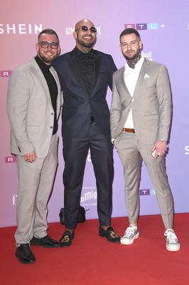Antonino de Niro, Lukas Baltruschat und Marc-Robin Wentz bei der Verleihung der Reality Awards 2024 in den MMC Studios.-stock-foto