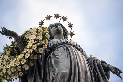 ITALY - POPE FRANCIS PRAYS IN FRONT OF THE STATUE OF THE VIRGIN MARY NEAR THE SPANISH STEPS IN CENTRAL ROME , FOR THE SOLEMNITY OF THE IMMACULATE CONCEPTION  - 2024/12/8-stock-foto