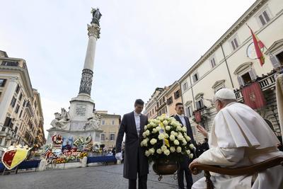 ITALY - POPE FRANCIS PRAYS IN FRONT OF THE STATUE OF THE VIRGIN MARY NEAR THE SPANISH STEPS IN CENTRAL ROME , FOR THE SOLEMNITY OF THE IMMACULATE CONCEPTION  - 2024/12/8-stock-foto
