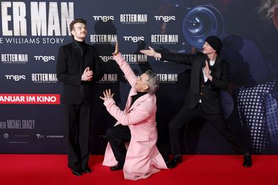 Jonno Davies, Robbie Williams und Michael Gracey-stock-photo