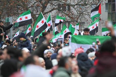 Berlin, Deutschland, 08.12.2024: Oranienplatz, Kreuzberg: Syrer in Deutschland feiern den Sturz von Assad in Syrien ***-stock-photo
