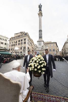 ITALY - POPE FRANCIS PRAYS IN FRONT OF THE STATUE OF THE VIRGIN MARY NEAR THE SPANISH STEPS IN CENTRAL ROME , FOR THE SOLEMNITY OF THE IMMACULATE CONCEPTION  - 2024/12/8-stock-foto