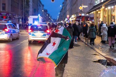 Tausende feiern in Berlin-Kreuzberg den Sturz Assads.-stock-photo