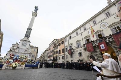 ITALY - POPE FRANCIS PRAYS IN FRONT OF THE STATUE OF THE VIRGIN MARY NEAR THE SPANISH STEPS IN CENTRAL ROME , FOR THE SOLEMNITY OF THE IMMACULATE CONCEPTION  - 2024/12/8-stock-foto