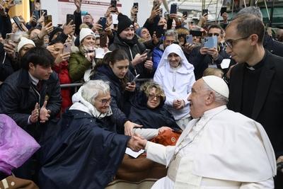ITALY - POPE FRANCIS PRAYS IN FRONT OF THE STATUE OF THE VIRGIN MARY NEAR THE SPANISH STEPS IN CENTRAL ROME , FOR THE SOLEMNITY OF THE IMMACULATE CONCEPTION  - 2024/12/8-stock-foto