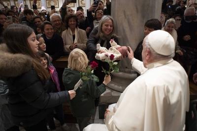 ITALY - POPE FRANCIS WENT TO THE BASILICA SANTA MARIA MAGGIORE TO PRAY IN FRONT OF THE MARIAN ICON " SALUS POPULI TOMANI " IN ROME   - 2024/12/8-stock-foto