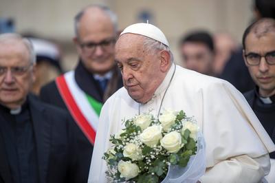 ITALY - POPE FRANCIS PRAYS IN FRONT OF THE STATUE OF THE VIRGIN MARY NEAR THE SPANISH STEPS IN CENTRAL ROME , FOR THE SOLEMNITY OF THE IMMACULATE CONCEPTION  - 2024/12/8-stock-foto
