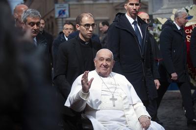 ITALY - POPE FRANCIS PRAYS IN FRONT OF THE STATUE OF THE VIRGIN MARY NEAR THE SPANISH STEPS IN CENTRAL ROME , FOR THE SOLEMNITY OF THE IMMACULATE CONCEPTION  - 2024/12/8-stock-foto