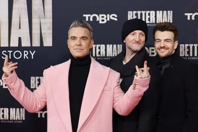 Robbie Williams, Michael Gracey und Jonno Davies-stock-photo