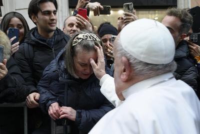 ITALY - POPE FRANCIS PRAYS IN FRONT OF THE STATUE OF THE VIRGIN MARY NEAR THE SPANISH STEPS IN CENTRAL ROME , FOR THE SOLEMNITY OF THE IMMACULATE CONCEPTION  - 2024/12/8-stock-foto
