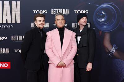 Jonno Davies, Robbie Williams und Michael Gracey-stock-photo