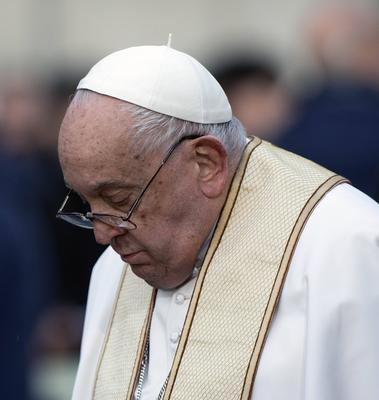 ITALY - POPE FRANCIS PRAYS IN FRONT OF THE STATUE OF THE VIRGIN MARY NEAR THE SPANISH STEPS IN CENTRAL ROME , FOR THE SOLEMNITY OF THE IMMACULATE CONCEPTION  - 2024/12/8-stock-foto