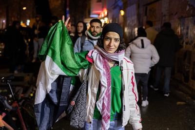 Syrer feiern den Sturz Assads in Berlin-Neuk?lln.-stock-foto