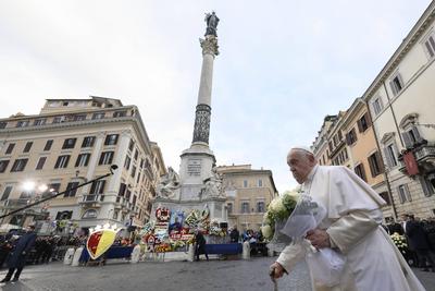 ITALY - POPE FRANCIS PRAYS IN FRONT OF THE STATUE OF THE VIRGIN MARY NEAR THE SPANISH STEPS IN CENTRAL ROME , FOR THE SOLEMNITY OF THE IMMACULATE CONCEPTION  - 2024/12/8-stock-foto