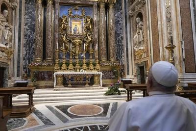 ITALY - POPE FRANCIS WENT TO THE BASILICA SANTA MARIA MAGGIORE TO PRAY IN FRONT OF THE MARIAN ICON " SALUS POPULI TOMANI " IN ROME   - 2024/12/8-stock-foto
