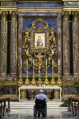 ITALY - POPE FRANCIS WENT TO THE BASILICA SANTA MARIA MAGGIORE TO PRAY IN FRONT OF THE MARIAN ICON " SALUS POPULI TOMANI " IN ROME   - 2024/12/8-stock-foto