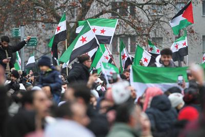 Berlin, Deutschland, 08.12.2024: Oranienplatz, Kreuzberg: Syrer in Deutschland feiern den Sturz von Assad in Syrien ***-stock-photo