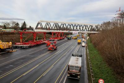 Neubau der Eisenbahnbr?cke ?ber die Autobahn A1 --stock-foto
