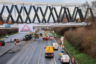 Neubau der Eisenbahnbr?cke ?ber die Autobahn A1 --stock-foto