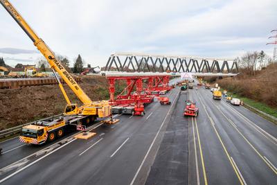 Neubau der Eisenbahnbr?cke ?ber die Autobahn A1 --stock-foto
