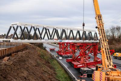 Neubau der Eisenbahnbr?cke ?ber die Autobahn A1 --stock-foto