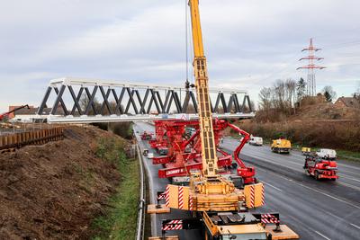 Neubau der Eisenbahnbr?cke ?ber die Autobahn A1 --stock-foto
