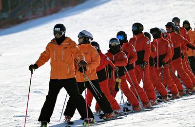 News Bilder des Tages SHENYANG, CHINA - DECEMBER 08: Skiers ski in a line on the slope as a part of activities to celebr-stock-foto