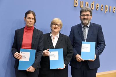 Nele Allenberg, Beate Rudolf, Michael Windfuhr-stock-foto