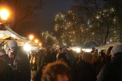 Weihnachtsmarkt-Besucher-stock-foto