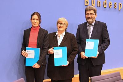 Berlin, Deutschland, 09.12.2024: Bundespressekonferenz: 9. Menschenrechtsbericht zur Entwicklung der Situation der Mensc-stock-photo