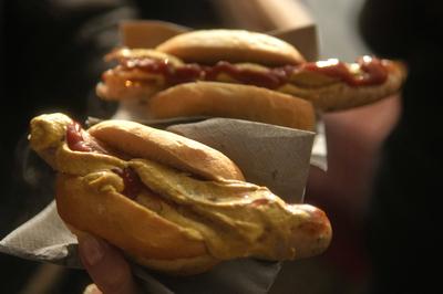 Bratwurst im Br?tchen-stock-foto