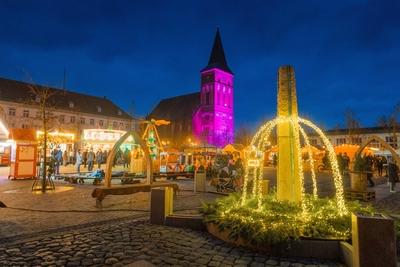 08.12.2024: Blick auf den Weihnachtsmarkt in Pasewalk. Im Hintergrund wird die St. Marienkirche lila angestrahlt Pasewal-stock-foto