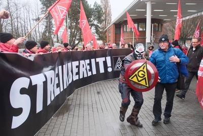Warnstreik der Besch?ftigten im VW-Werk Baunatal-stock-foto