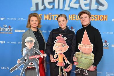 Schauspieler Annette Frier, Jella Haase und Leon Seidel, l-r, kommen zur Premiere des Kinofilm Die Heinzels: Neue M?tzen-stock-photo