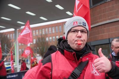Warnstreik der Besch?ftigten im VW-Werk Baunatal-stock-foto