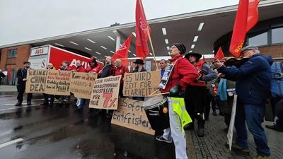 Warnstreik der Besch?ftigten im VW-Werk Baunatal-stock-foto