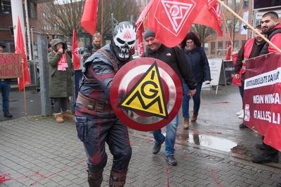 Warnstreik der Besch?ftigten im VW-Werk Baunatal-stock-foto