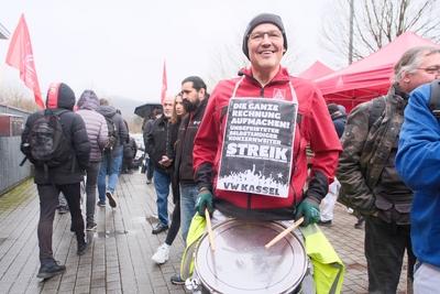 Warnstreik der Besch?ftigten im VW-Werk Baunatal-stock-foto
