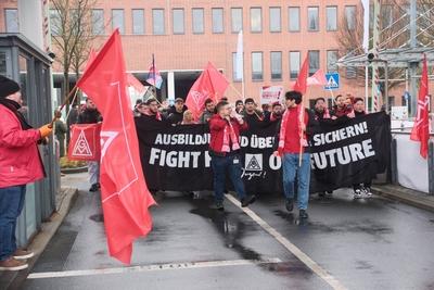 Warnstreik der Besch?ftigten im VW-Werk Baunatal-stock-photo