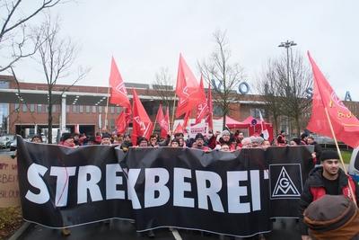 Warnstreik der Besch?ftigten im VW-Werk Baunatal-stock-foto